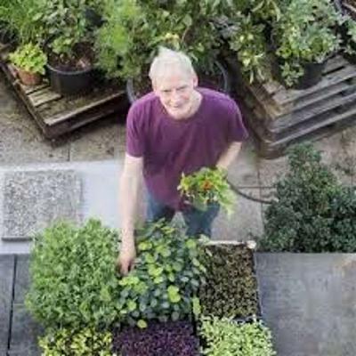 Mark Ridsdill Smith - author "The Vertical Veg" - Guide to container gardening  2023
