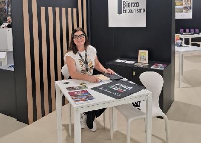 La sumiller Mónica González vende Bierzo en Italia: ‘Aquí se sorprenden de nuestro viñedo viejo’ La sumiller Mónica González vende Bierzo en Italia: ‘Aquí se sorprenden de nuestro viñedo viejo’