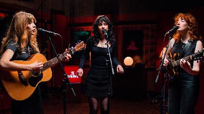 Folk Bitch Trio covers Kings of Leon's 'Sex on Fire' for Like A Version