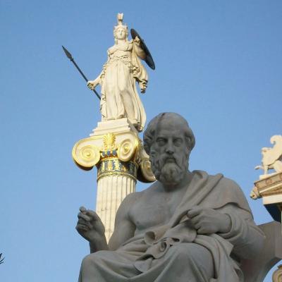 Platone, perché credere solo ai nostri sensi è sbagliato - La storia del filosofo, allievo e amico di Socrate, che fuggì dalla caverna e fondò l'Accademia