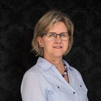 Over en åpen Bibel med Brit Kari Urdal