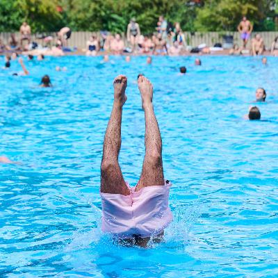 Plus Eins geht baden - Arschbomben, Kindheit und Skinny Bitch
