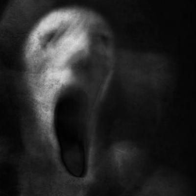 O FANTASMA MORA AO LADO