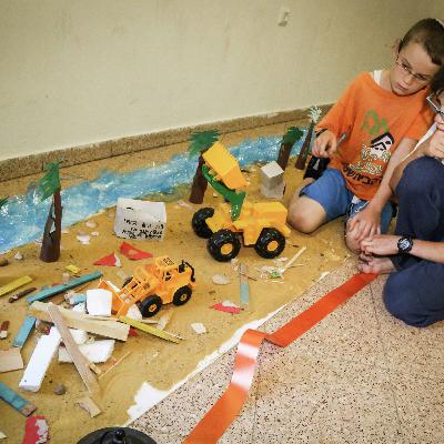 נוער קטיף: דבורה גוטמן-קיציס עם הילדים שעברו הכל