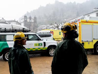 El tren de borrascas en la Península evidencia la precariedad de los bomberos andaluces El tren de borrascas en la Península evidencia la precariedad de los bomberos andaluces