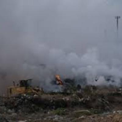 Incendio en el vertedero: "Está extinguido pero van a seguir las cortinas de humo unos días más" Incendio en el vertedero: "Está extinguido pero van a seguir las cortinas de humo unos días más"
