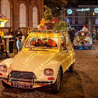 Haguenau : Parade de voitures anciennes décorées aux couleurs de Noël