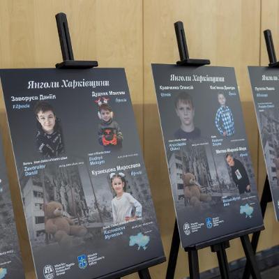 У Ґенті й Ризі триває виставка «Ангели Харківщини», присвячена дітям, загиблим від російських обстрілів