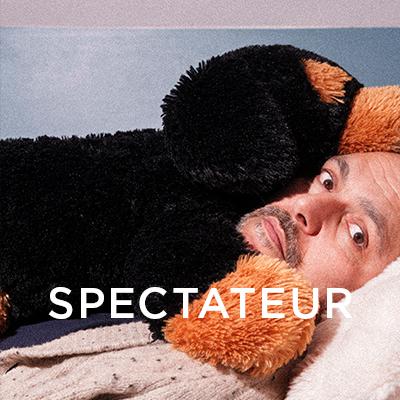 Tout est une pièce de théâtre. Et moi, je regarde. — Alcide Dessine