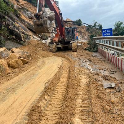 Cấp tốc khôi phục giao thông để khắc phục hậu quả sau mưa lũ