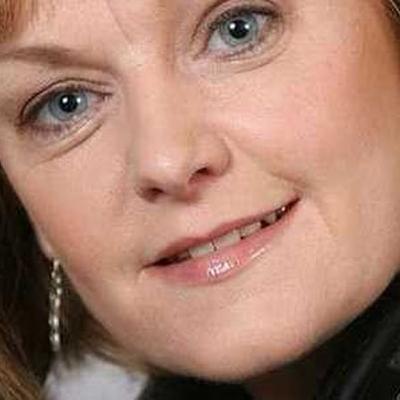 Frances Nic Géadaigh ó sheomra na Nuachta.