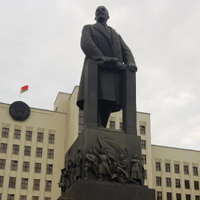 "Guía del autoestopista soviético"Miki Kisenvole cartografía el espacio postsoviético "Guía del autoestopista soviético"Miki Kisenvole cartografía el espacio postsoviético