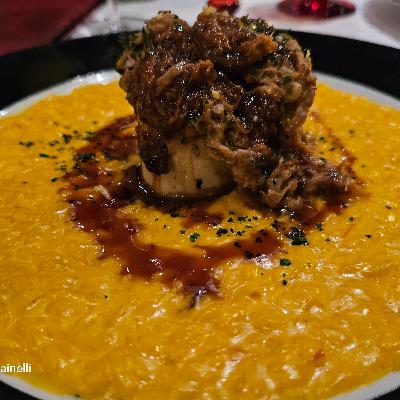 Circondato da bella gente anche se un po' rifatta "Giacomo" merita una visita, il prezzo dei vini è esagerato.