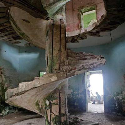 UMA FAMÍLIA PERDIDA NUMA CIDADE ABANDONADA - Capítulo 2 UMA FAMÍLIA PERDIDA NUMA CIDADE ABANDONADA - Capítulo 2