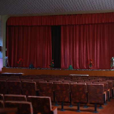 Cine pune lacătul pe ușa Casei de Cultură