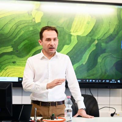 Fedezd fel a tudomány mögötti emberi történetet – podcast Professzor Pardi Norberttel Fedezd fel a tudomány mögötti emberi történetet – podcast Professzor Pardi Norberttel