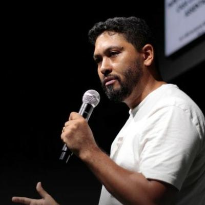 Deus sobre, por e em nós