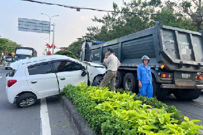 Bản tin cuối ngày 13/3: Xe ben ‘ủi’ ô tô văng lên dải phân cách Bản tin cuối ngày 13/3: Xe ben ‘ủi’ ô tô văng lên dải phân cách