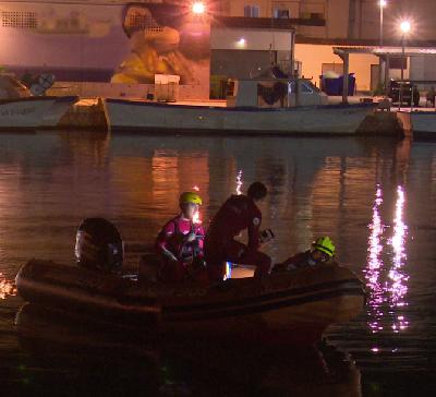 Se hundió el coche en el puerto de Gandia y la joven que ha sobrevivido ha sido detenida