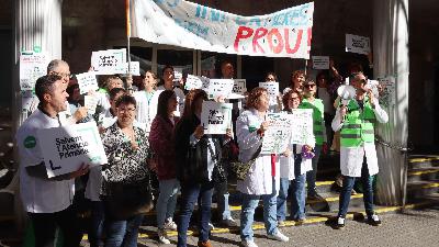 Infermeres protesten per la sobrecàrrega i la vacunació sense cita Infermeres protesten per la sobrecàrrega i la vacunació sense cita