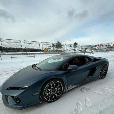 Vi har kjørt Lamborghini, BMW M3, Porsche Macan GTS og....Tesla på bane