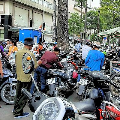 Khó tìm chỗ gửi xe: Công an phường và đại diện bệnh viện nói gì? Khó tìm chỗ gửi xe: Công an phường và đại diện bệnh viện nói gì?