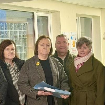 Mary Uí Chomhaill, Coiste Eitiltí agus Seirbhisí Ailse Dhún na nGall, Pat The Cope Ó Gallchóir agus Piaras Ó Dochartaigh. Mary Uí Chomhaill, Coiste Eitiltí agus Seirbhisí Ailse Dhún na nGall, Pat The Cope Ó Gallchóir agus Piaras Ó Dochartaigh.