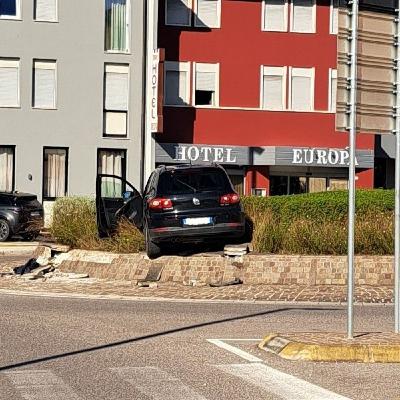 Il malore e poi l’uscita di strada sulla rotatoria: morto un settantenne Il malore e poi l’uscita di strada sulla rotatoria: morto un settantenne