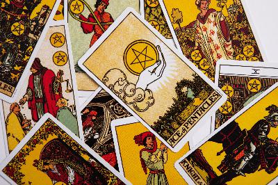 Episode 28- Flower symbolism in tarot