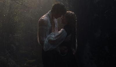 Hurlevent : Margot Robbie et Jacob Elordi s’aiment passionnément dans la nouvelle bande-annonce