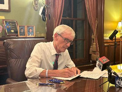 Top stories in Wisconsin politics in 2025, Wisconsin’s 1970s bra flag