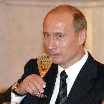 Трактор, пододеяльник и песня под гитару: какие подарки дарят Владимиру Путину