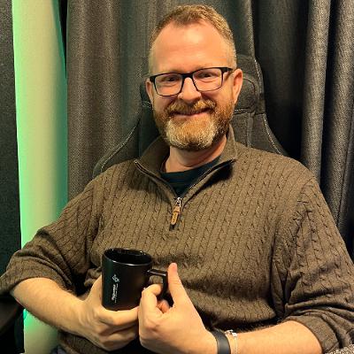 #142 - Ferðarof eða raskanir á flugi eru flugfélögunum dýr – AVILABS er íslenskt hugbúnaðarfyrirtæki sem þjónar flugfélögum um allan heim þegar flug raskast – varð til eftir fall WOW og stækkar hratt – Sveinn Akerlie