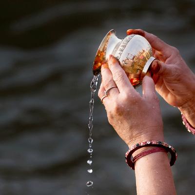 Les gouttes du temps : un rituel silencieux au bord de l’eau du Gange