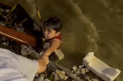 Bản tin sáng 30/10: Bé trai trôi giữa dòng sông Hàn cuộn xiết được cứu sống