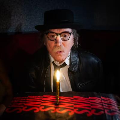 Rodeado de grandes músicos y en el lugar donde grabó sus grandes álbumes, así celebró Charly García su cumpleaños 74. Rodeado de grandes músicos y en el lugar donde grabó sus grandes álbumes, así celebró Charly García su cumpleaños 74.