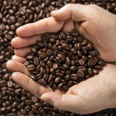 Azeite e café têm quedas de preços após disparada em 2024; veja expectativa para os próximos meses