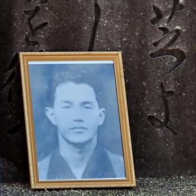 〈特攻隊 神よ神よと おだてられ〉　抵抗の一行詩つむいだ先に　川柳と戦争① #958
