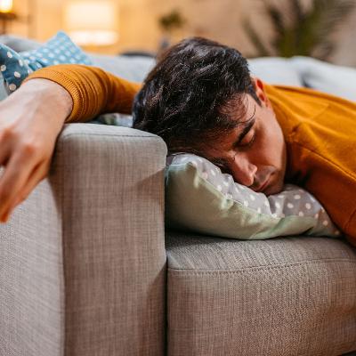 Μήπως είναι κακό να κοιμάσαι στον καναπέ; Μήπως είναι κακό να κοιμάσαι στον καναπέ;