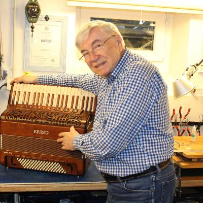 Ein Besuch bei Akkordeonbauer Erich Sokollik Ein Besuch bei Akkordeonbauer Erich Sokollik