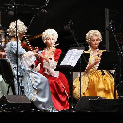 Mit weißer Perücke und Rüschengewand - Pop goes Baroque