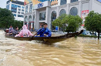 Bản tin trưa 17/11: Huế bước vào đợt lũ thứ tư, còi hú vang khắp thành phố Bản tin trưa 17/11: Huế bước vào đợt lũ thứ tư, còi hú vang khắp thành phố