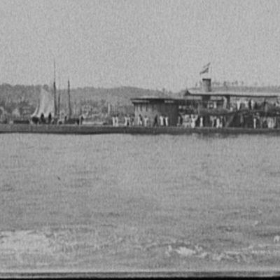 1. Nimitz Takes Command at Pearl Harbor: Manager vs. Fighter AUTHOR: Professor Craig Symonds BOOK TITLE: Nimitz at War: Command Leadership from Pearl Harbor to Tokyo Bay Chester Nimitz arrived at Pearl Harbor by seaplane on Christmas 1941 to take over a w