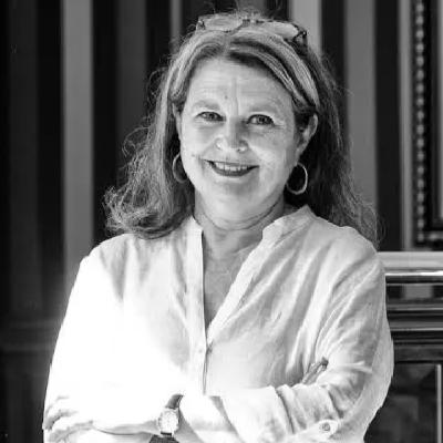 Ingrata Patria, Elvira Roca Barea