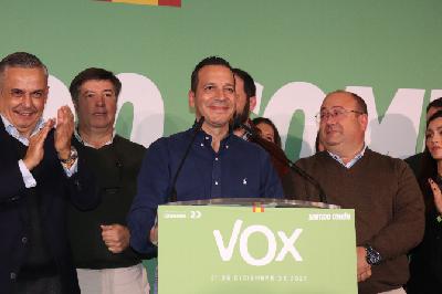 Las condiciones de Vox para Extremadura, la línea roja del PP en el pasado: de la derogación de la ley LGTBI a la eliminación del Instituto de la Mujer