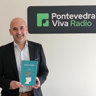 Xulio Teixeira Rodríguez con el poemario 'Viaje al otro'