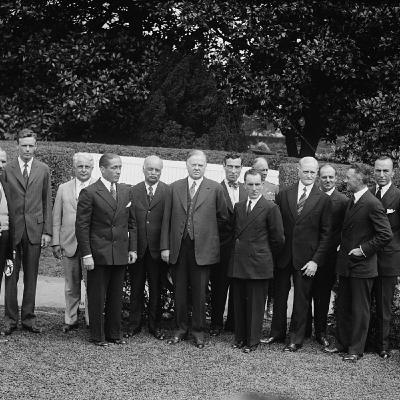 S8 Ep270: THE EROSION OF NEUTRALITY AFTER POLAND AND FRANCE Colleague H.W. Brands. H.W. Brands outlines the erosion of neutrality following the fall of Poland and France. Roosevelt maneuvers to adjust neutrality laws and aids Britain via the destroyers-for-bases de