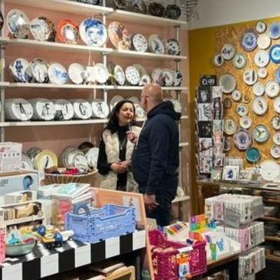 Serin verkoopt haar winkel en Gerben vindt een 500 jaar oude tang op de Straatweg