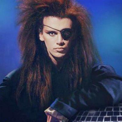 Pete Burns y el jardín de las flores de plástico