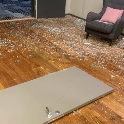 37-åring slog sönder hotellrum – kastade ut toadörr på innegården